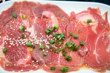 marine edilmiş domuz dilimleri.  