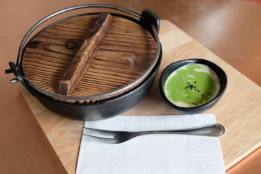 Tayland pandası sosu ve ekmek.