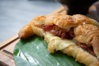 Domuz pastırmalı kruvasan.