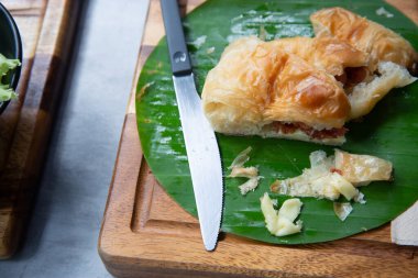 Domuz pastırmalı kruvasan.