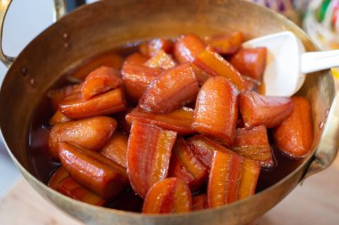 Pirinç tavada şerbete bulanmış muz.