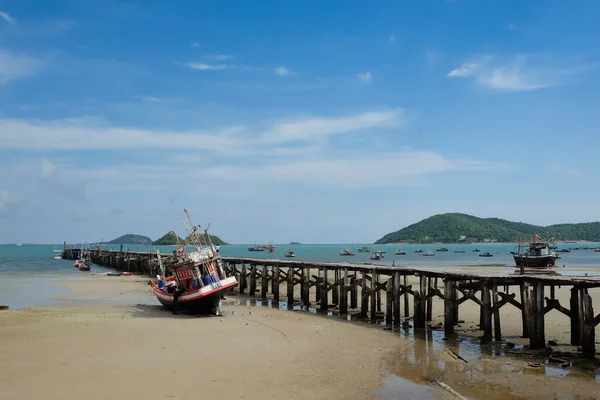 Barco de pesca na praia — Fotografia de Stock