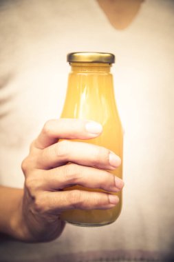 Şişede meyve suyu Kadın elinde