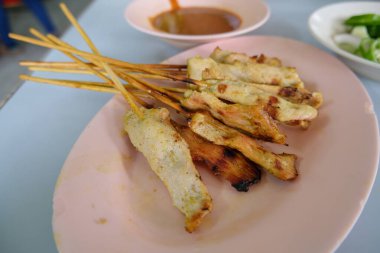 Izgara domuz eti ve zerdeçal.