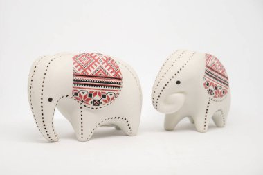 Beyaz arkaplanda izole edilmiş küçük seramik fil.