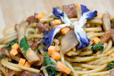 Kurutulmuş acılı ve domuz etli spagetti.