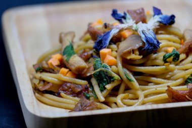 Kurutulmuş acılı ve domuz etli spagetti.