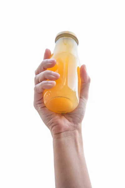 Сок в бутылке в руке женщины изолированы на белом фоне — стоковое фото