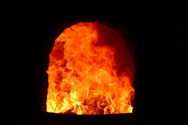 Пламя в мусоросжигателе — стоковое фото
