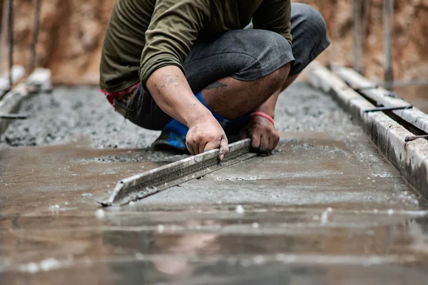 Werknemers passen het betonnen oppervlak soepel aan. — Stockfoto