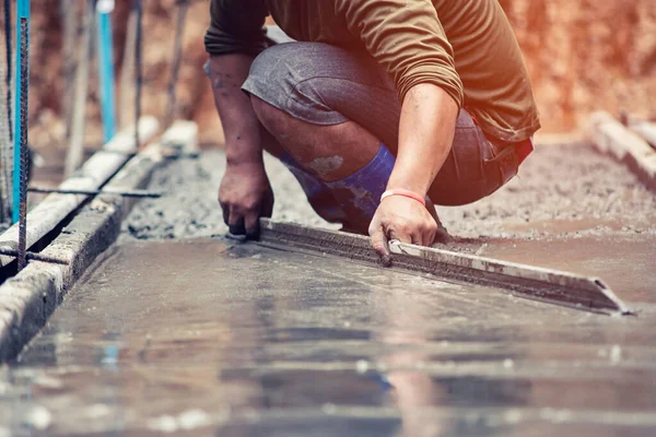 Рабочие регулируют гладкую поверхность бетона . — стоковое фото