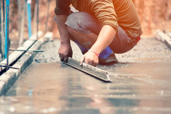 Werknemers passen het betonnen oppervlak soepel aan. — Stockfoto