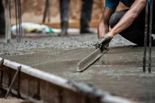 İşçiler beton yüzeyi pürüzsüz ayarlıyorlar. — Stok fotoğraf