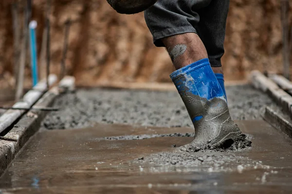 Arbetarna går på betong som fortfarande är flytande. — Stockfoto