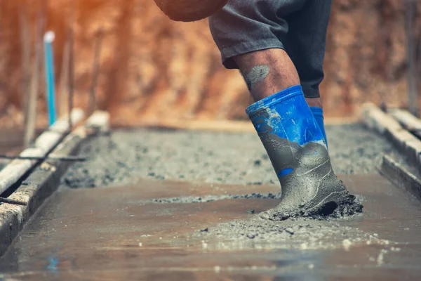 İşçiler hala sıvı beton üzerinde yürüyorlar.. — Stok fotoğraf