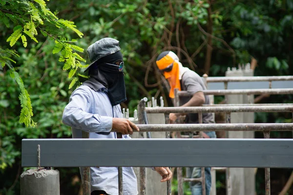 Werknemers controleren het niveau van de structuur. — Stockfoto