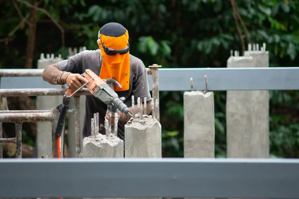 Werknemers gebruiken stootboren om beton te boren — Stockfoto