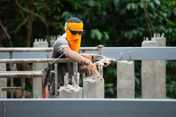 Trabalhadores estão usando broca de impacto para perfurar concreto — Fotografia de Stock