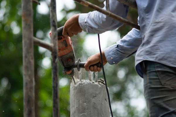 Trabalhadores estão usando broca de impacto para perfurar concreto — Fotografia de Stock