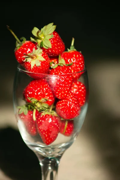 길게 늘어진 유리에 달려 있는 딸기 — 스톡 사진