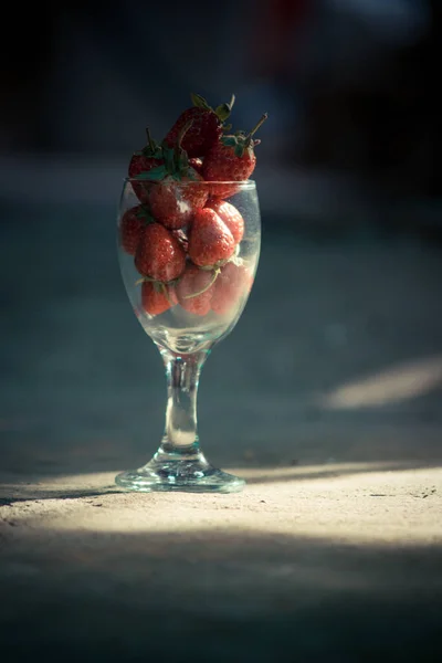長い茎のガラスの中のイチゴ — ストック写真