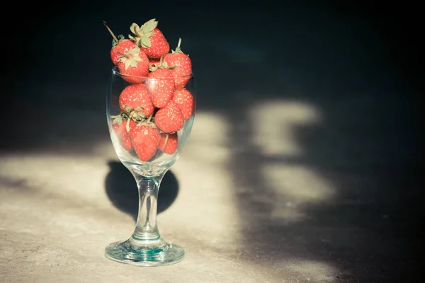 길게 늘어진 유리에 달려 있는 딸기 — 스톡 사진