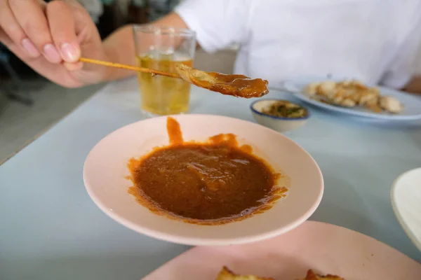 Bastoncini di maiale alla griglia con curcuma — Foto Stock