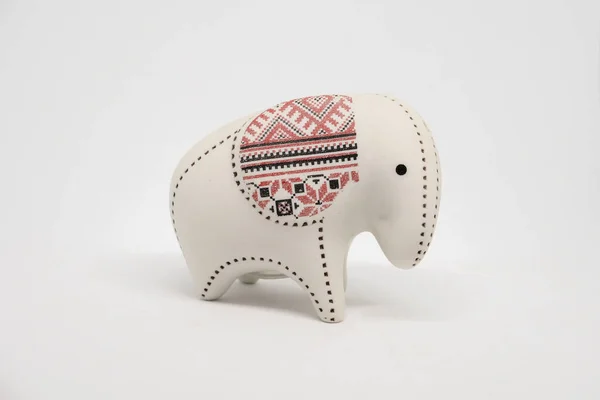 Malý keramický slon izolovaný na bílém pozadí. — Stock fotografie