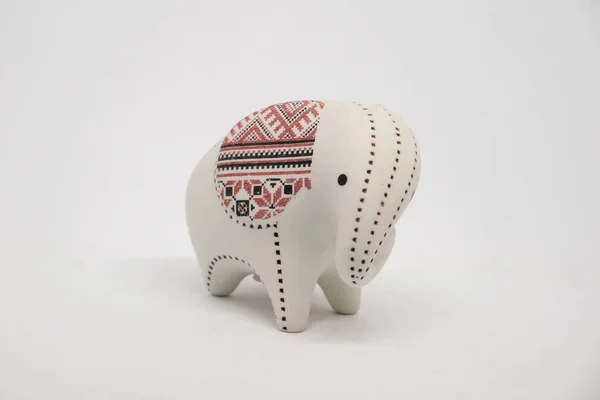 Piccolo elefante ceramico isolato su sfondo bianco . — Foto Stock