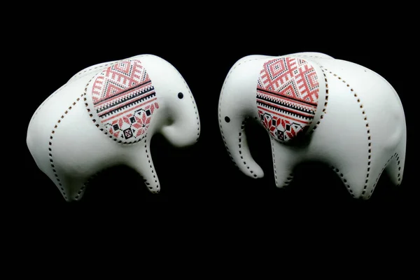 Kleiner Keramik-Elefant isoliert auf schwarzem Hintergrund. — Stockfoto