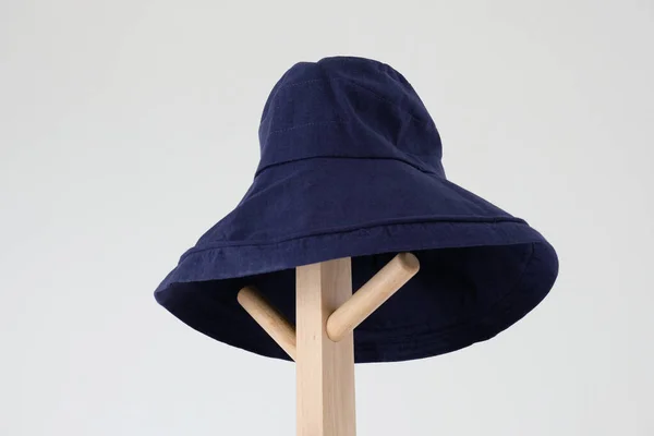 Широкая солнечная шляпа — стоковое фото