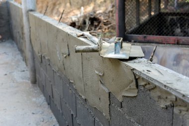 Tuğlalara çimento dök