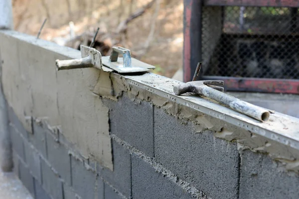 Verspreiding van cement op bakstenen — Stockfoto