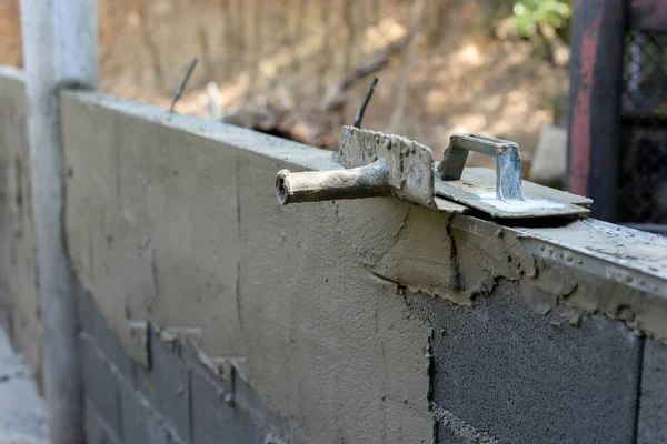 Verspreiding van cement op bakstenen — Stockfoto