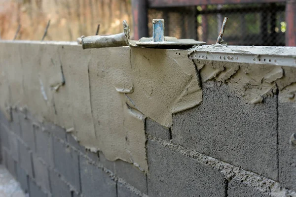 Zement auf Ziegeln verteilen — Stockfoto
