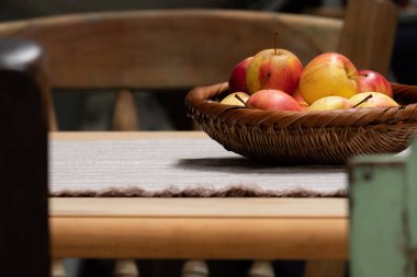 Sepette taze elmalar