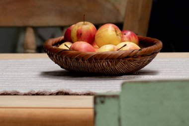 Sepette taze elmalar