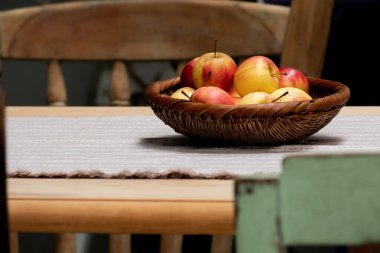 Sepette taze elmalar