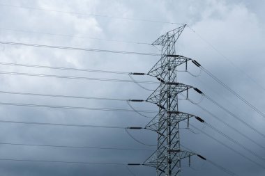 Yüksek voltajlı iletim hattı ve direk