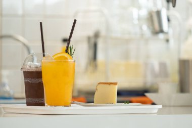 Bardan içecek sipariş edildi.