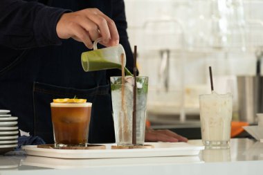 Kibrit yeşil çayı karıştırıyorum.