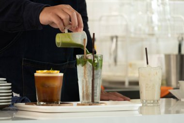 Kibrit yeşil çayı karıştırıyorum.