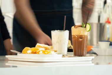 Bardan içecek sipariş edildi.