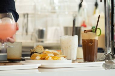 Bardan içecek sipariş edildi.