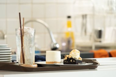 Bardan içecek sipariş edildi.