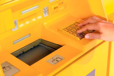 Otomatik Teller Makinesinin önü