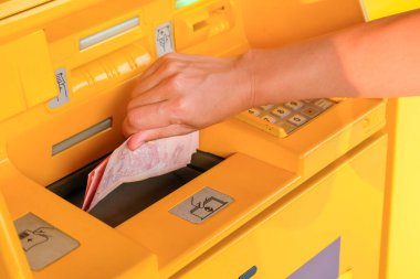 Otomatik Teller Makinesinin önü