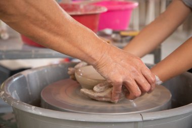 Çömlek yapmayı öğretiyorum.