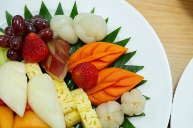 Yemekten sonra taze meyve karışımı