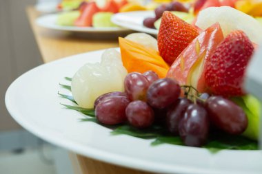 Yemekten sonra taze meyve karışımı